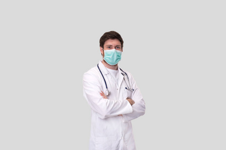 医生戴着医用面罩双手交叉隔离。