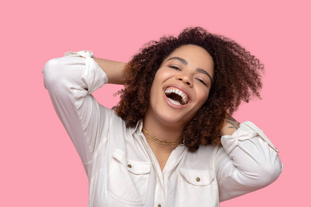 穿白衬衫长袖的女人张开嘴大笑.照片