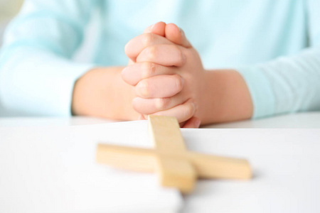 祈祷 小孩 崇拜 和平 可爱的 信任 信仰 耶稣 教堂 宗教