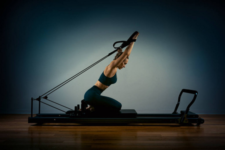 女孩在做普拉提图片