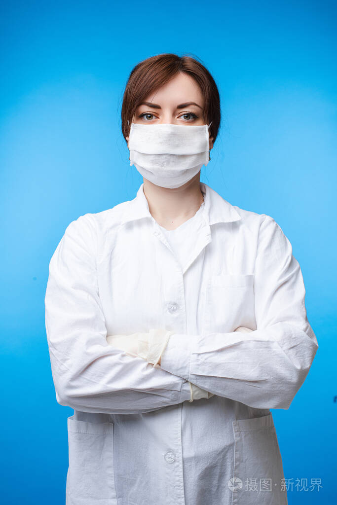 职业女医生的画像穿着白色制服戴着防护面具