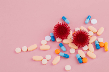 红色病毒和粉红色背景下的不同药片，有大流行的风险。
