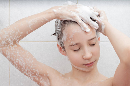 男孩 淋浴 青少年 头发 小孩 身体 肥皂 照顾 肖像 快乐