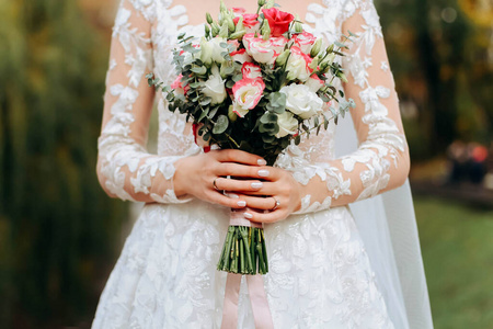 花边 传统 浪漫的 康乃馨 特写镜头 优雅 玫瑰 订婚 戒指