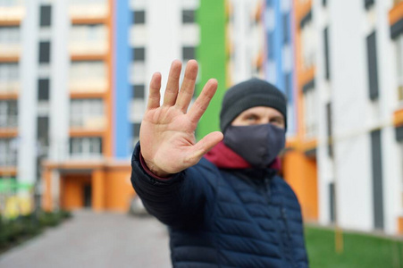 停止感染。一个健康的男人停下来。图为男子戴防护口罩，预防传染病和流感。保健理念