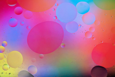 彩虹抽象背景图片由油，水和肥皂制成