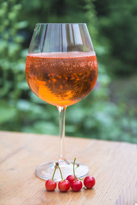夏天 玻璃 桌子 饮酒 阳光 饮料 樱桃 酒精 酒杯 葡萄酒