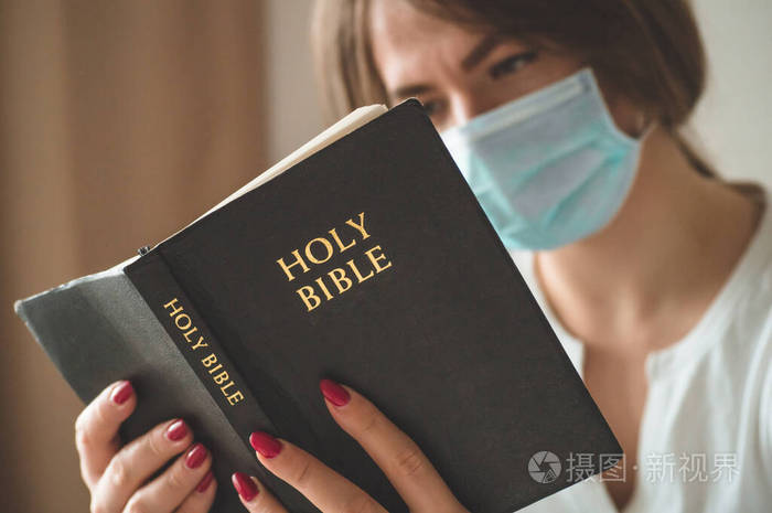 冠状病毒covid19女人拿着一本圣经读经和祷告和平