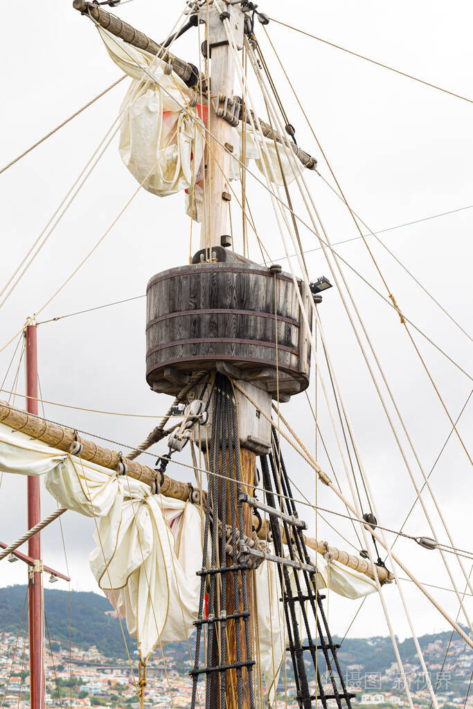 一艘旧帆船的索具一根桅杆一根桅杆升起的红白帆绳子