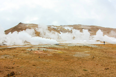 热腾腾的间歇泉谷在冰岛。硫磺泉