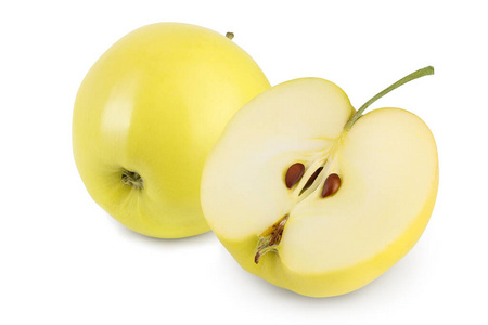 白色背景上半隔离的黄苹果,具有剪切路径和全景深照片