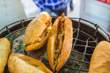 半米越南著名的当地街头小吃-半米,脆皮猪肉三明治照片