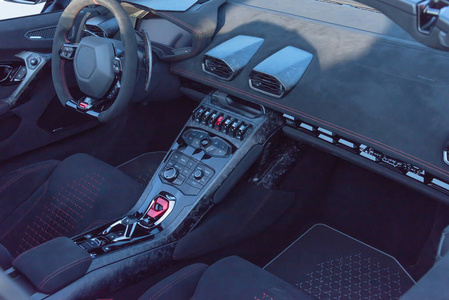 带方向盘和仪表板现代功能的超级汽车驾驶员座椅