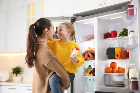 营养 冰箱 厨房 白种人 水果 在室内 母亲 满的 家庭