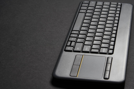 黑色背景上有复印空间的电脑键盘