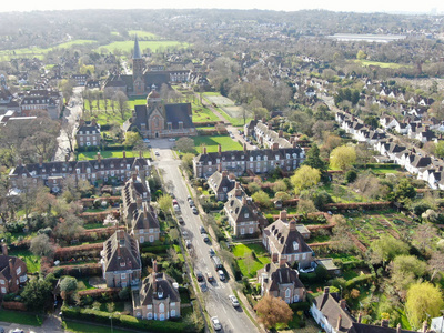 伦敦汉普斯特德花园郊区和圣犹大教堂鸟瞰图