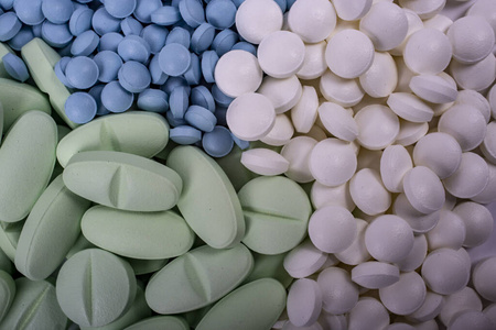 药片放在桌子上.药物,止痛药,感冒药和其他药物.照片