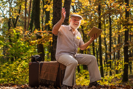 白胡子爷爷度假和放松.退休概念.老年人.森林里有白胡子的成熟男人.