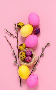 复活节快乐概念。粉红色背景的彩蛋。垂直框架平面布局。