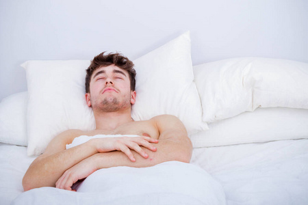 男人 卧室 在室内 光秃秃的 肖像 睡觉 后面 枕头 健康