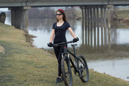 幸福 健康 摩托车手 玻璃杯 活动 日落 女人 骑自行车