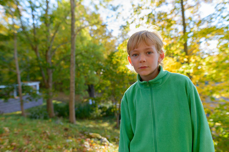 秋天公园里的小帅哥照片