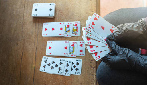 女人 爱好 纸牌 消遣 闲暇 桌子 卡片 游戏 乐趣 耐心