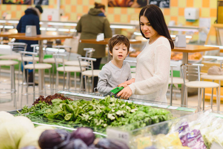 市场 零售业 儿子 女孩 购买 小孩 男人 夏天 杂货店