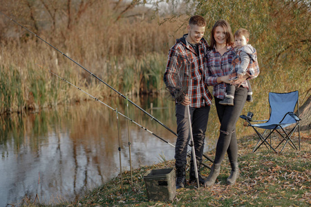 一家人早上坐在河边钓鱼图片