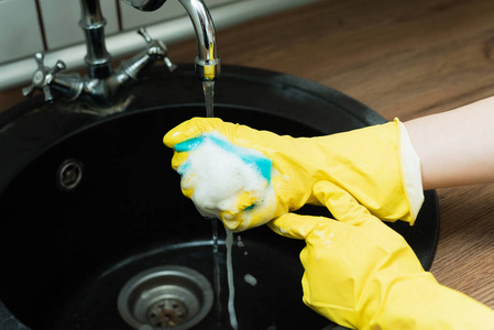 准备 盘子 下沉 作业 洗碗 家务活 洗涤剂 液体 泼洒