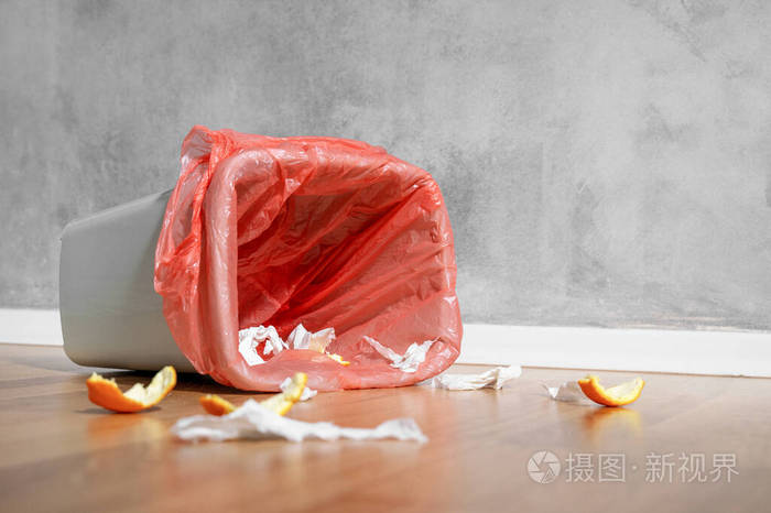 翻过来的垃圾桶里散落着垃圾