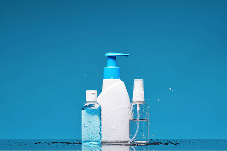 装有消毒液肥皂喷雾和凝胶的瓶子可以防止病毒和细菌。