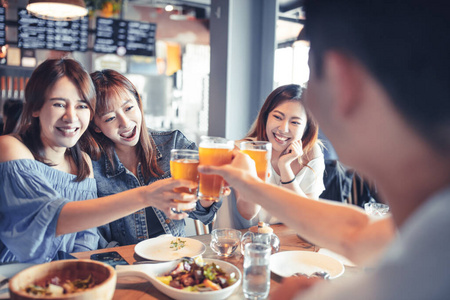 女孩 欢呼 干杯 在一起 晚餐 青年 中国人 在室内 餐厅