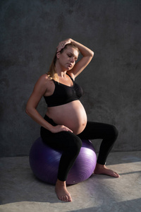 训练 照顾 运动服 肚子 产前 活力 幸福 健康 准备 分娩
