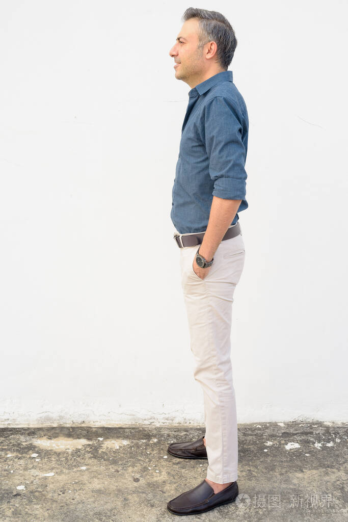 成熟帅哥的全身拍摄侧影照片-正版商用图片2bn7vk-摄图新视界