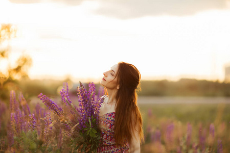 持有 休息 阳光 假期 夏天 美女 草地 享受 太阳 美丽的