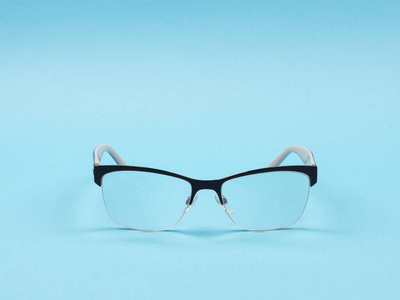 蓝色背景的视力矫正眼镜.照片