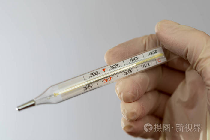 体温过高护士手里拿着水银温度计体温测量
