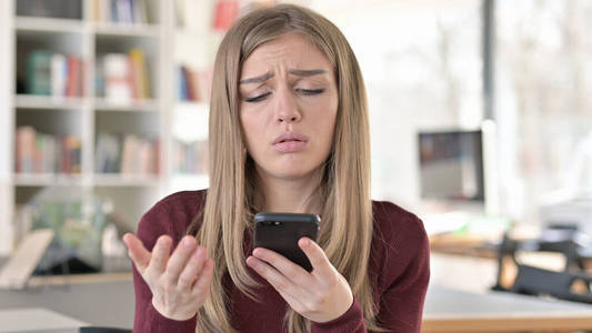 年轻女子对智能手机的损失做出反应