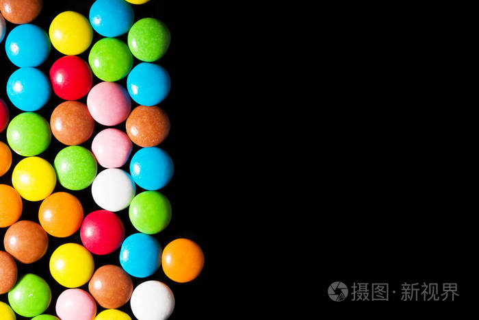 黑色背景的明亮糖果