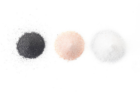 有三种类型的盐存在于白色背景上黑色粉色白色
