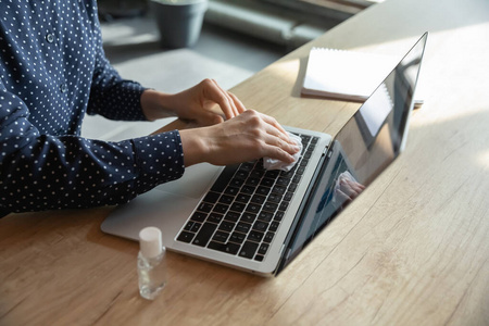 谨慎的印度妇女消毒电脑键盘.照片