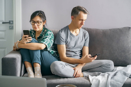 因特网 技术 男朋友 上瘾 沙发 电话 房间 白种人 家庭