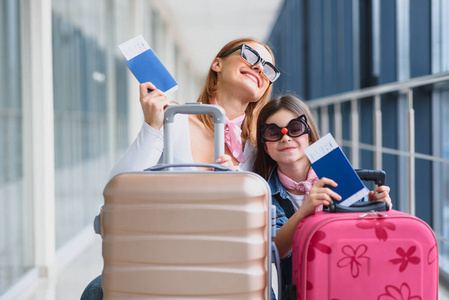 女孩 等待 美丽的 在一起 终端 旅游业 行李 到达 飞机