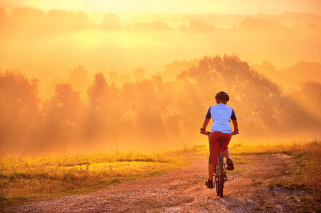 日落 美丽的 旅游 太阳 旅行 天空 骑手 行动 健身 日出