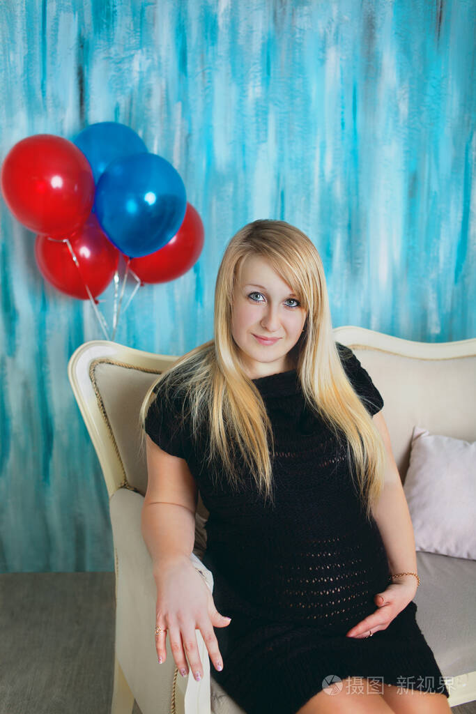 在工作室里大肚子的怀孕女孩