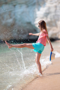暑假海滩上可爱活泼的小女孩