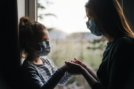 女儿 照顾 污染 面对 流行病 威胁 母亲 冠状病毒 感染