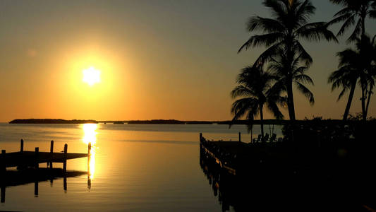 美丽的天堂湾在佛罗里达州的基斯日落旅游摄影