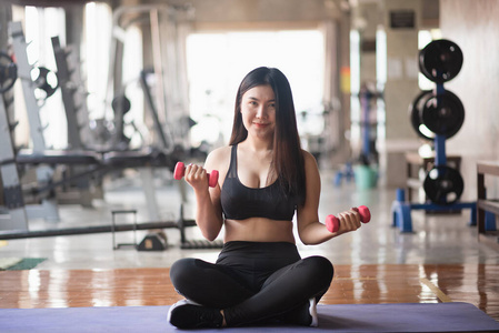 女孩 美丽的 健康 运动 肌肉 健身房 锻炼 能量 肱二头肌